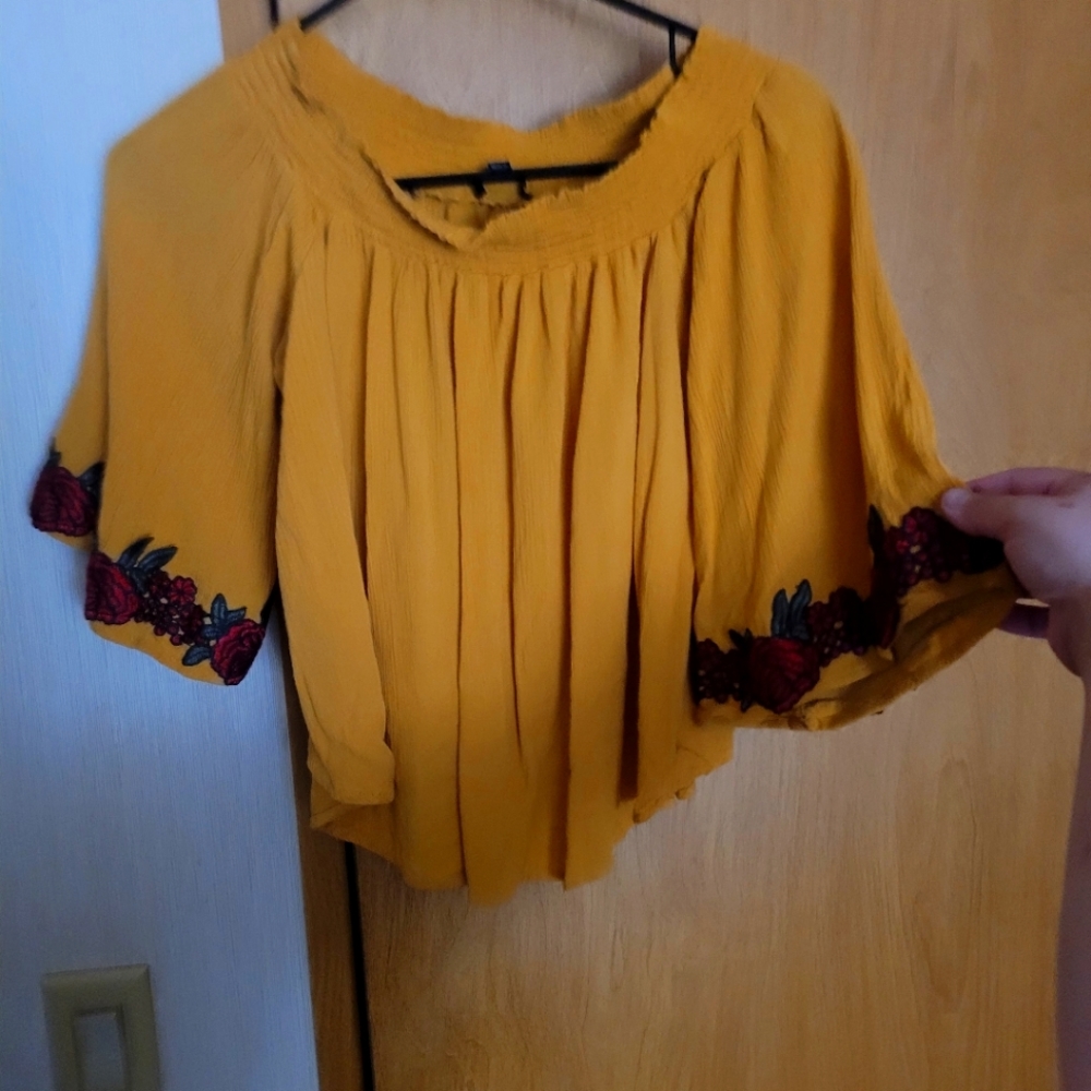 Woman's Yellow Strapless top